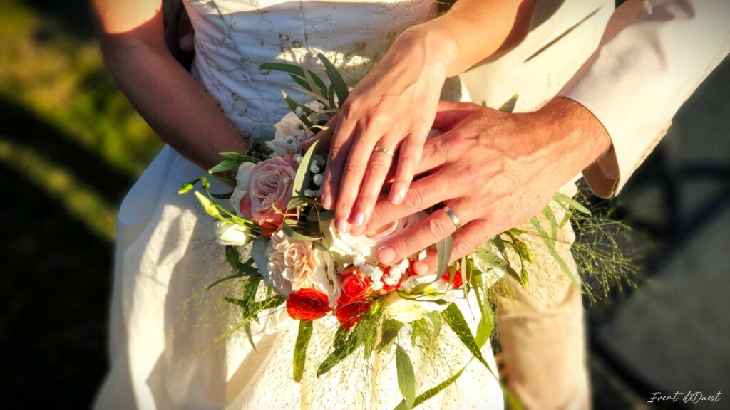 Les alliances des mariés et le bouquet de fleurs