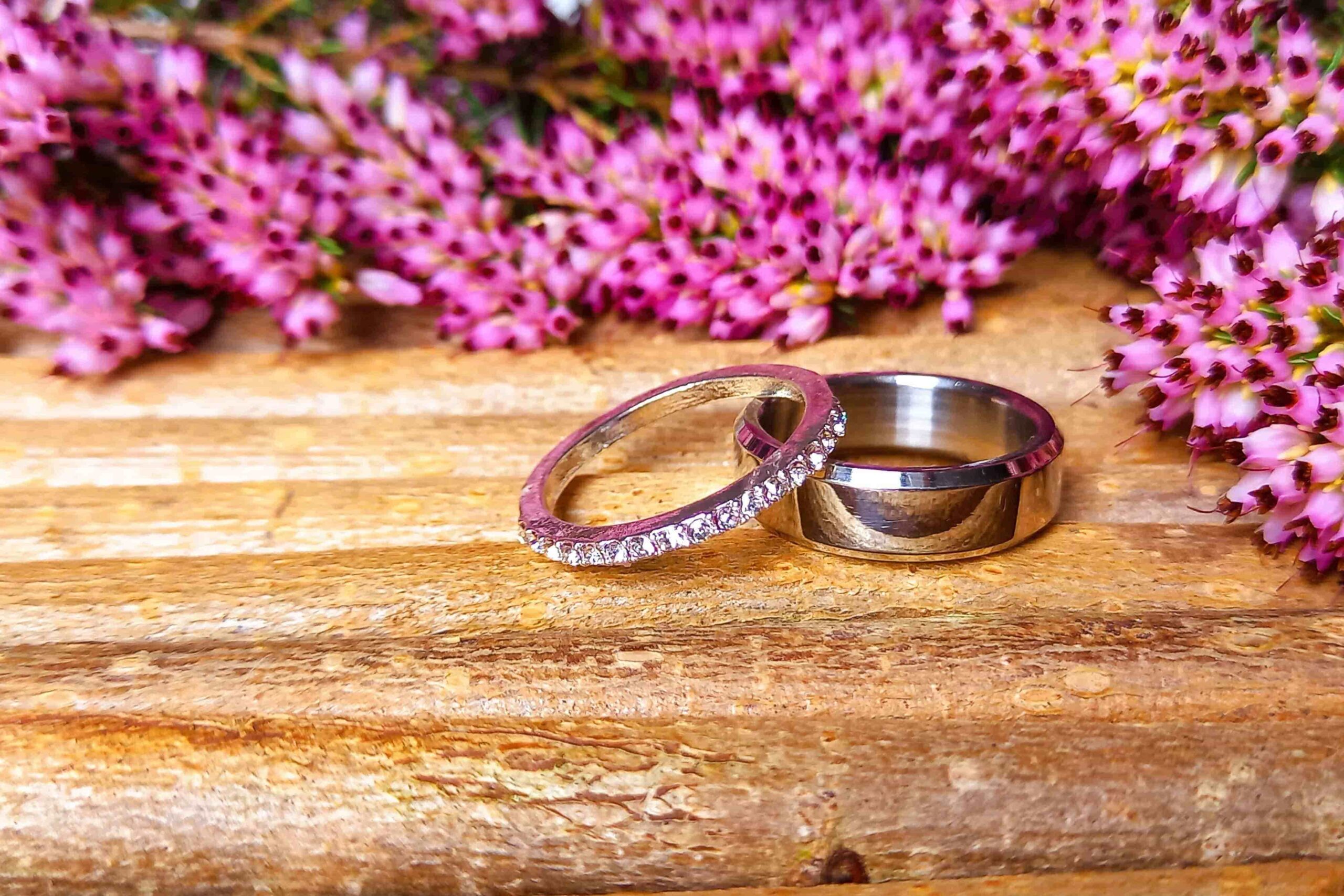 Les alliances des mariés sont posées dans un décor fleuri