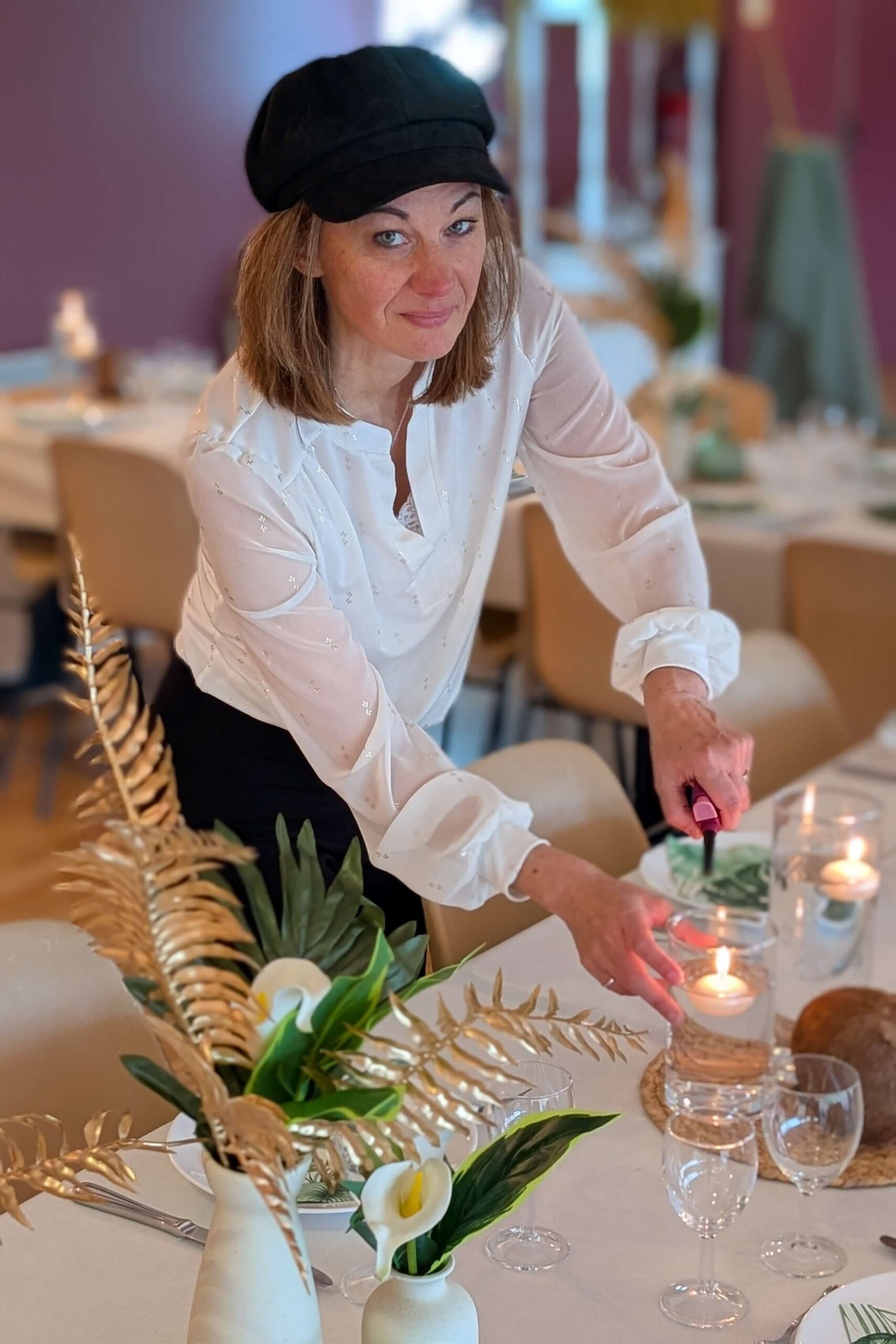 La Wedding planner pose sa décoration sur une mariage à Rennes