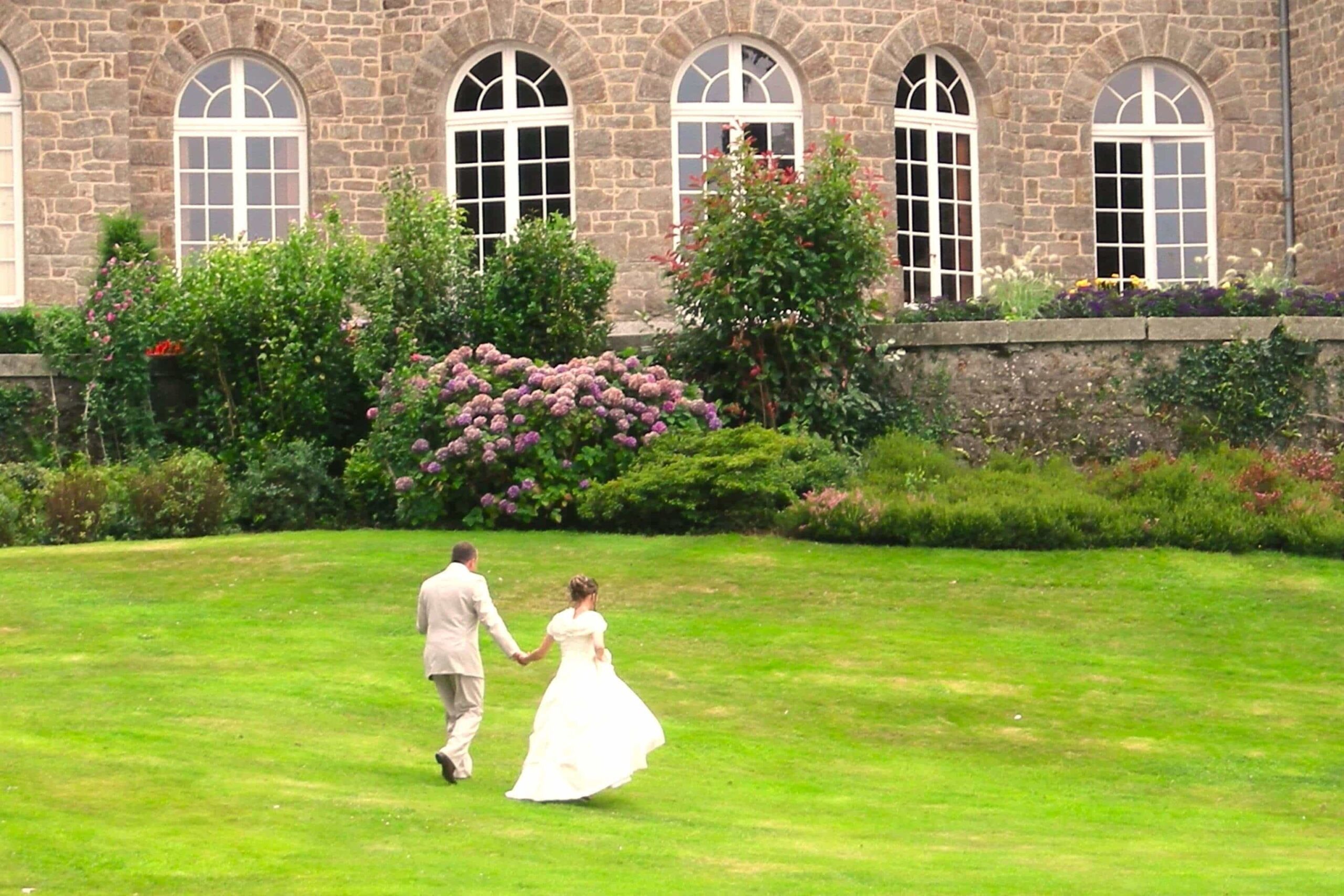 Les mariés se promènent au pied du château en Ille et Vilaine