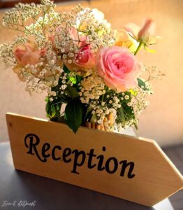 Un panneau directionnel pour une réception de mariage à Rennes