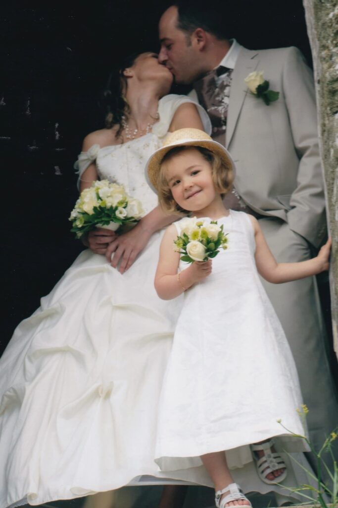 Un couple de mariés et leur fille, un moment sur le vif capturé par une photographe à rennes