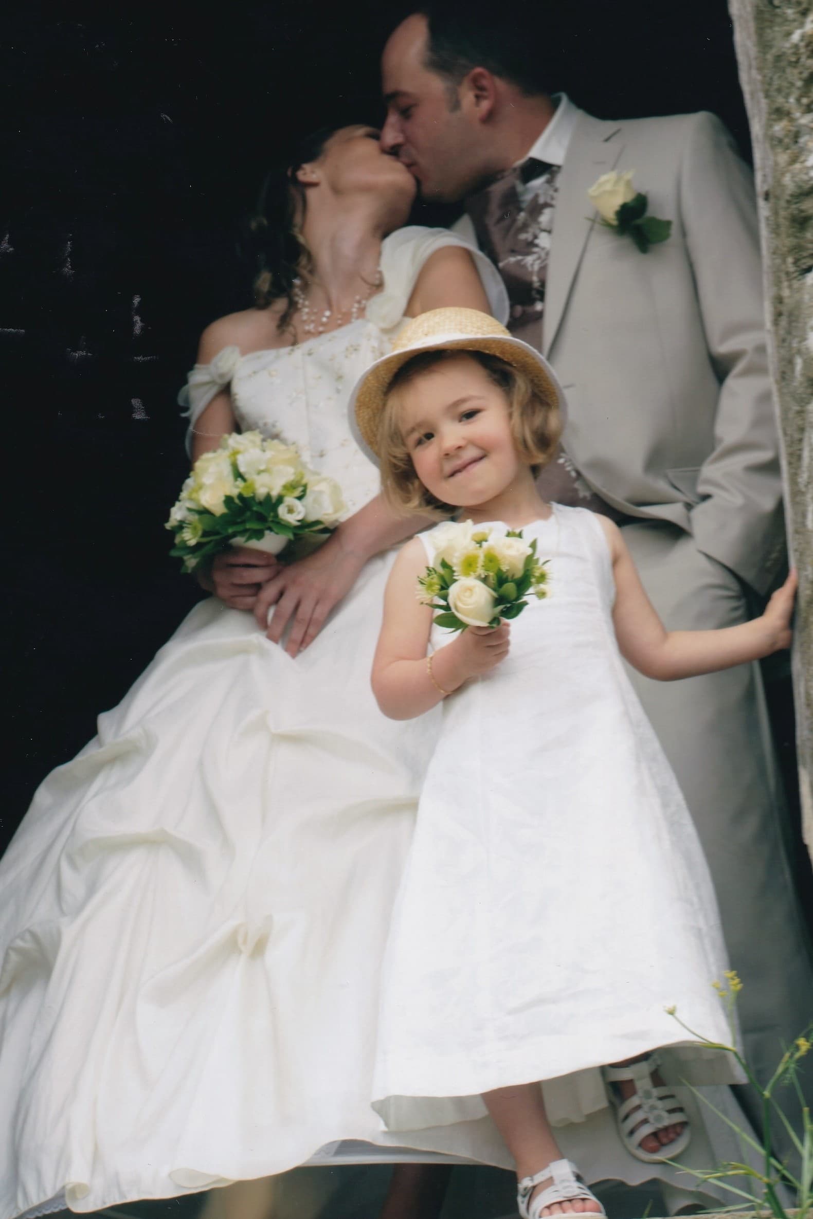 Un couple de mariés et leur fille, un moment sur le vif capturé par une photographe à rennes