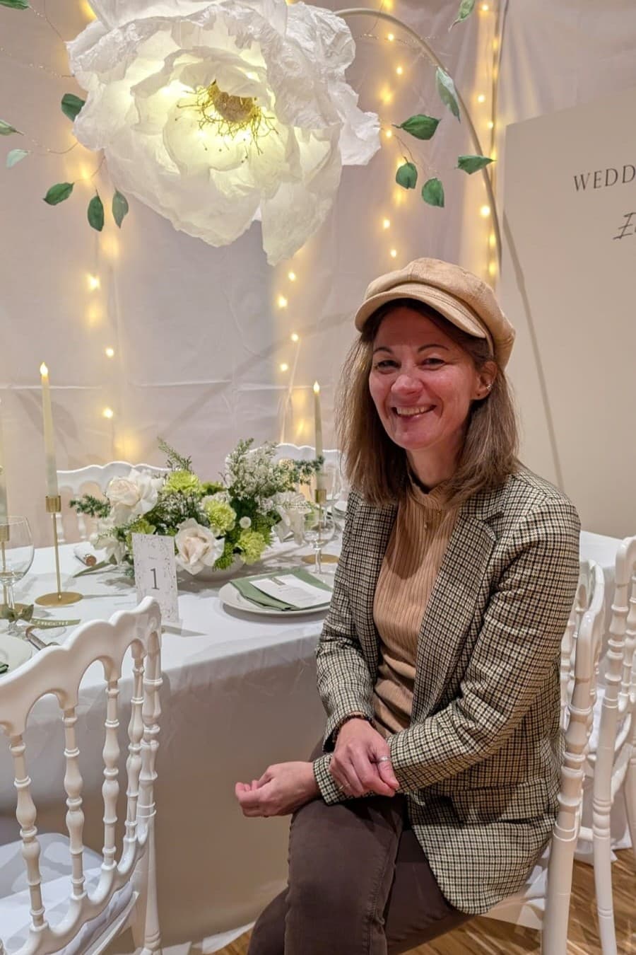 Une professionnelle de l’organisation de mariage en Bretagne assise à une table décorée