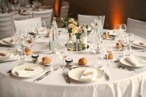 Jolie table décorée avec soin par l'organisatrice du mariage près de Chartres -de-Bretagne