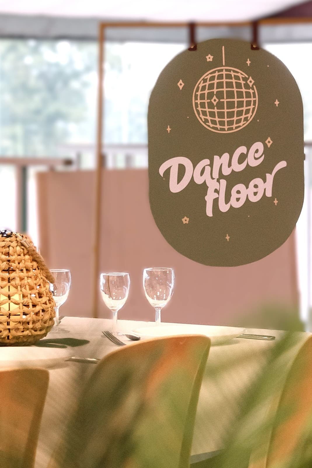 Un panneau dance floor indiquant le DJ de mariage près de Rennes