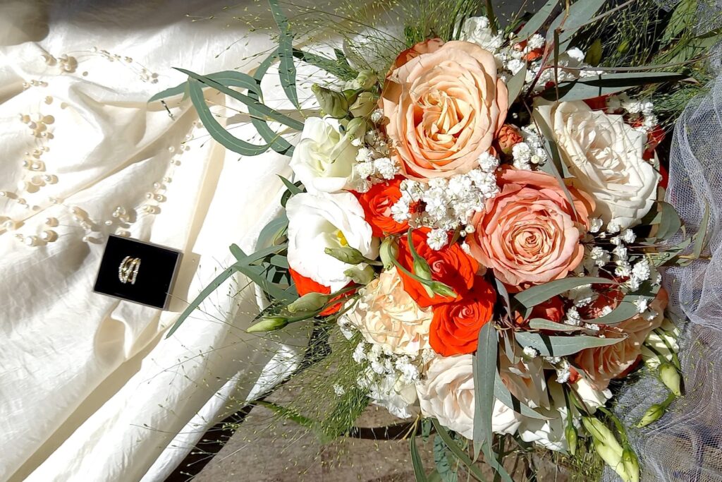 Un bouquet, la robe de mariée et l’alliance pour un mariage à Guichen