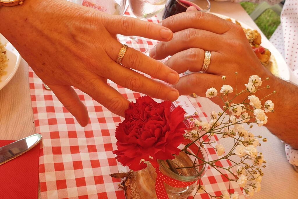 Les mains des mariés avec leurs alliances sur une prestation de mariage sur Rennes