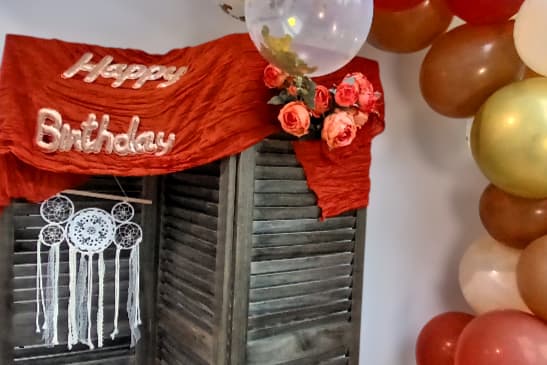 Un photobooth décoré lors de l’organisation d’un anniversaire à Rennes par la wedding planner