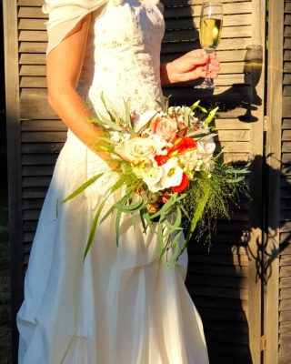 La mariée et son bouquet prise par la wedding planner à rennes en bretagne